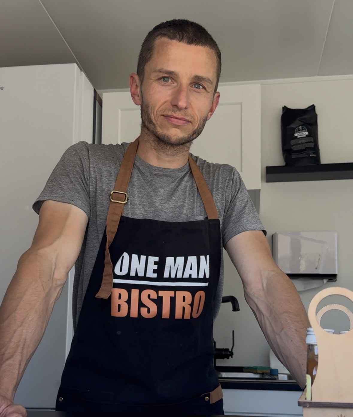 Portrét majitele One Man Bistra v zástěře.